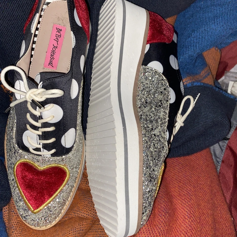 Betsey Johnson Walker Judd в горошек атласная коренастая блестящая завуалированная роза 8 - Изображение 2 из 4