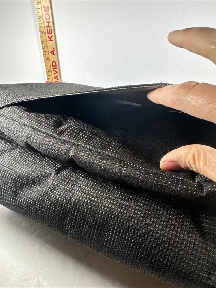 Bolso acolchado a lunares Epic blanco y negro para portátil Foto 3 de 4