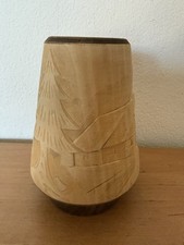 Holzbecher gedrechselt + geschnitzt mit Bergmotiv