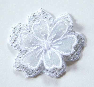 Wright's Silver Met./Raised White Flower 1 1/4'' x 1 1/2'' Iron On Applique wp-340