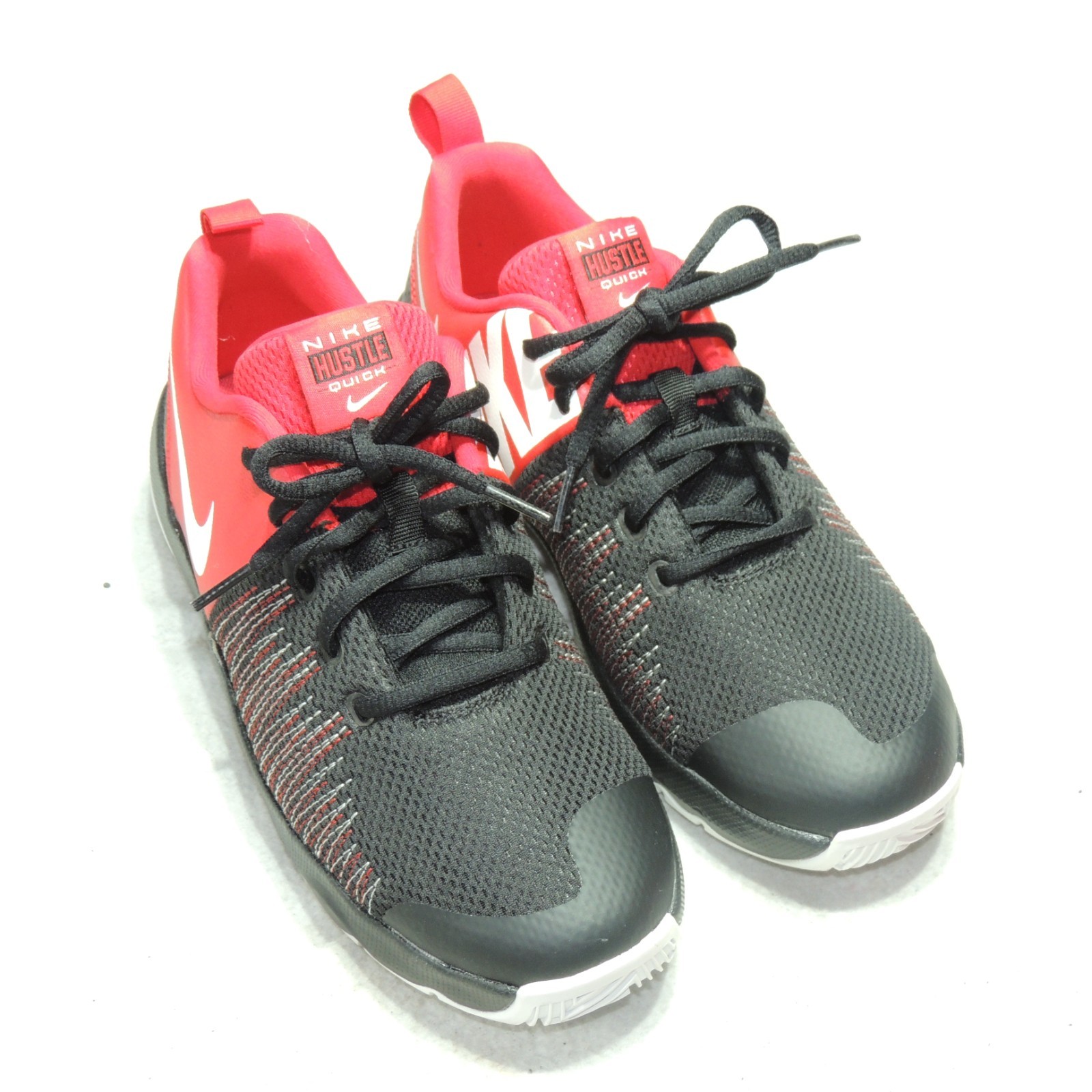 SAOLA Nike Ragazzo Taglia 6.5Y Team Hustle Quick Low Nero Rosso Bianco 922680 002