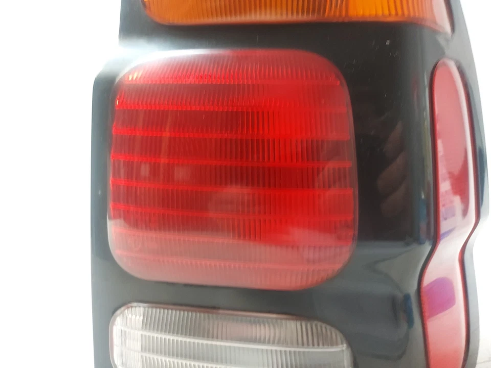 2000 - 2004 年三菱 Montero Sport 右乘客侧右手尾灯 U0505 DW — 第 3/4 张图片
