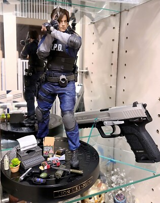 Game Resident Evil 2 Leon Scott Kennedy 32cm Scale PVC Figure