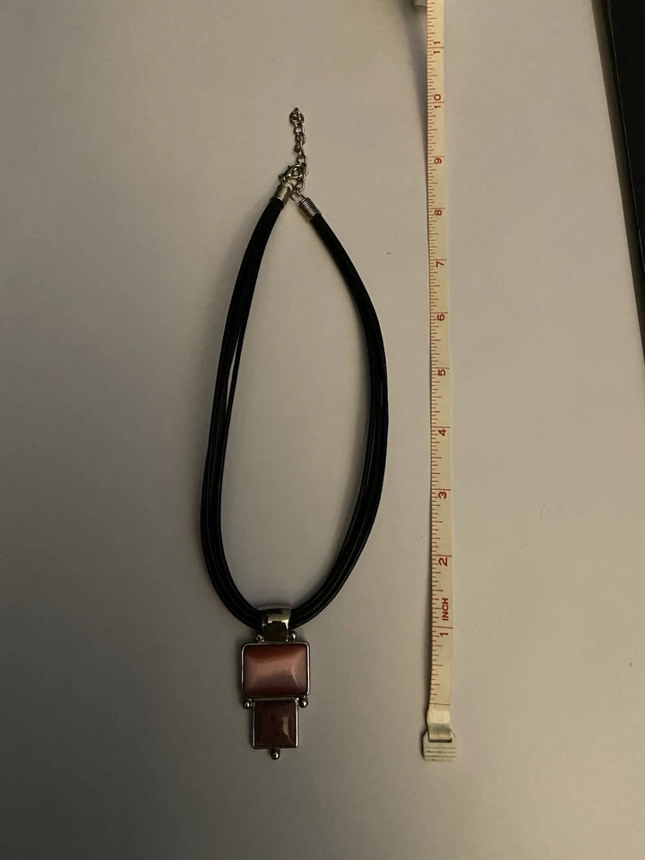 Colgante de vidrio rosa “romano” en cordón de cuero multihilo de 16”. Foto 3 de 3