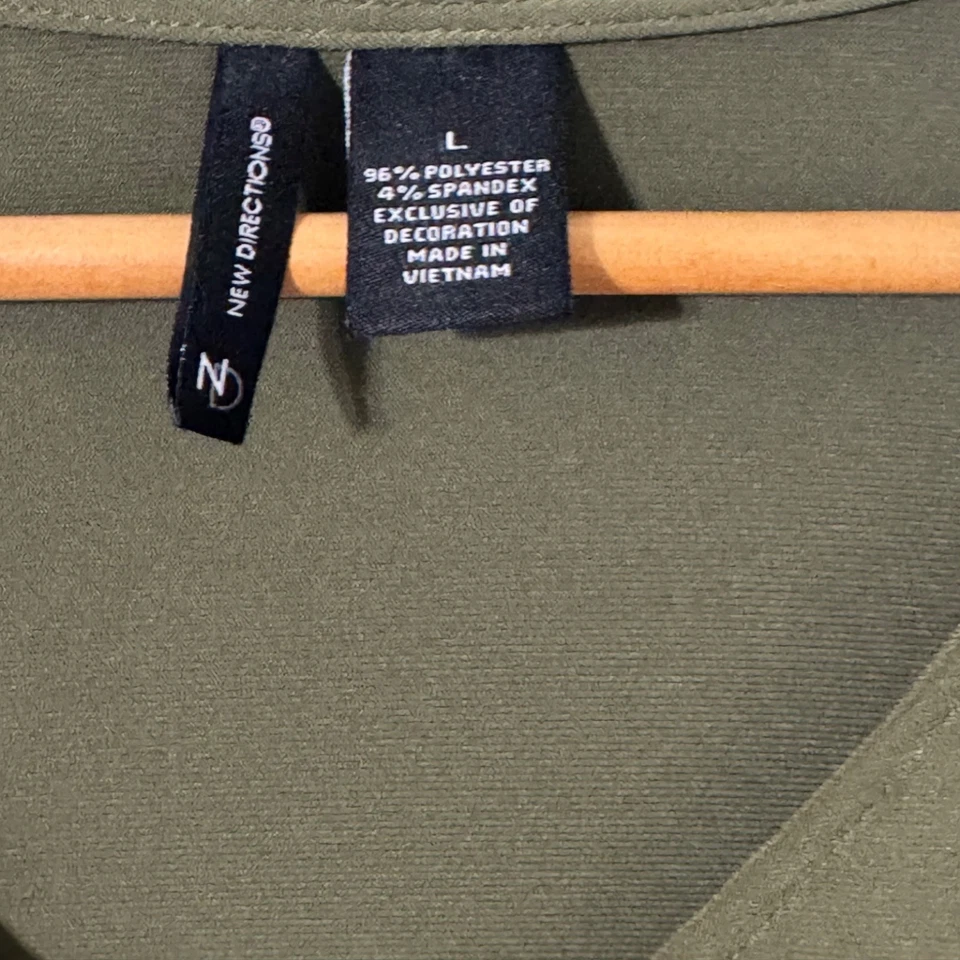 Top para mujer New Directions verde oliva manga campana talla grande dobladillo asimétrico Foto 4 de 4