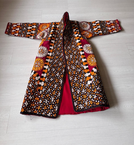 Cappotto turkmeno in seta ricamato e chapan, antico caftano, copricapo, seta - Foto 8 di 10