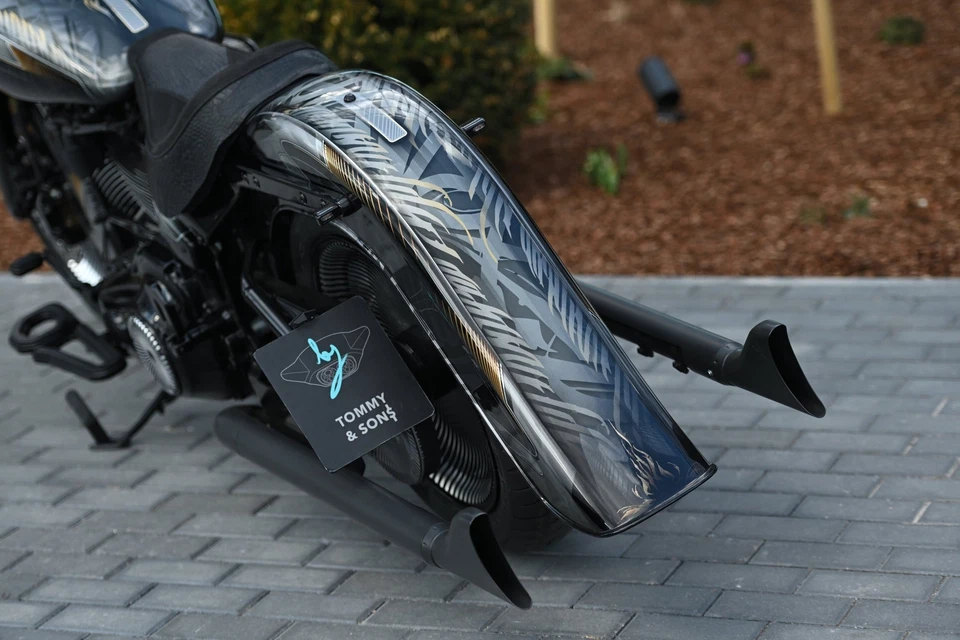 Guardabarros trasero estirado estilo chicano para Harley Davidson Softail modelo 2018-2024 Foto 2 de 4