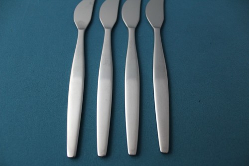 4 Modern Dinner Knives Solid Serrated Edge Gense FOCUS Satin Sweden 7 7/8" - Picture 5 of 6