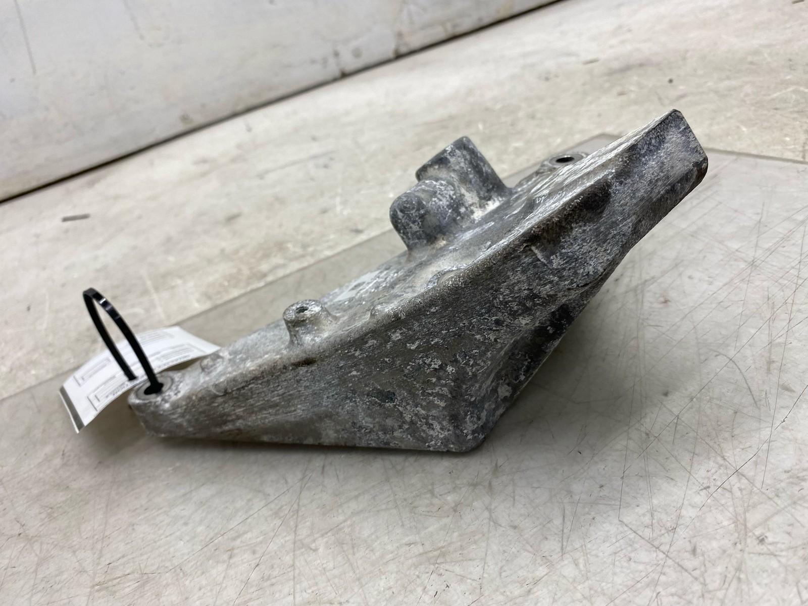 2020-2025 ASTON MARTIN DBX 4.0L RIGHT ENGINE MOTOR MOUNT SUPPORT BRACKET