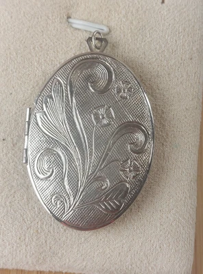 Ancien pendentif / médaillon, porte photo, décor fleurs, en métal argenté - Photo 1/4