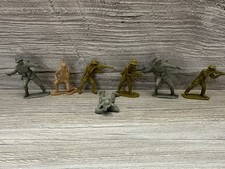 Vintage 1960s plastic soldiers Lot Of 7 Various Colors Details/Damage