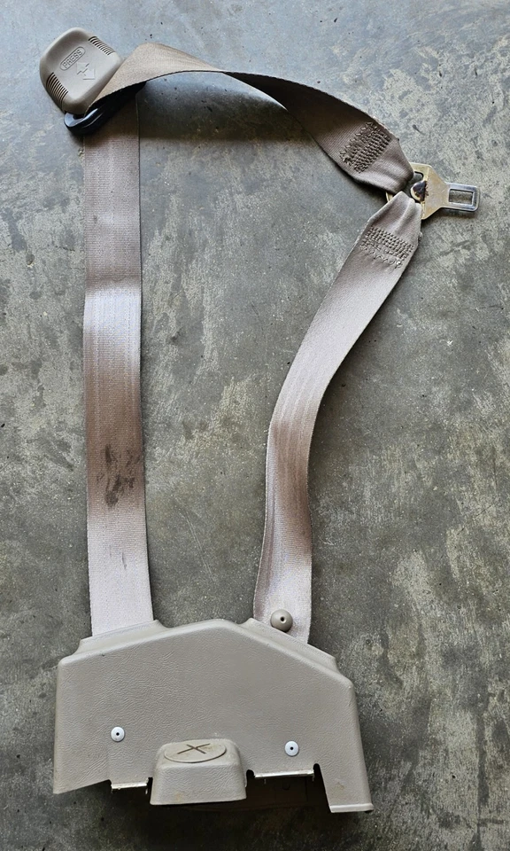 88-98 1997 SILVERADO SUBURBAN TAHOE ВОДИТЕЛЬ ПЕРЕДНИЙ РЕМЕНЬ БЕЗОПАСНОСТИ НАТЯЖИТЕЛЬ ЖЕЛТОВАТО-КОРИЧНЕВЫЙ OBS - Изображение 3 из 4