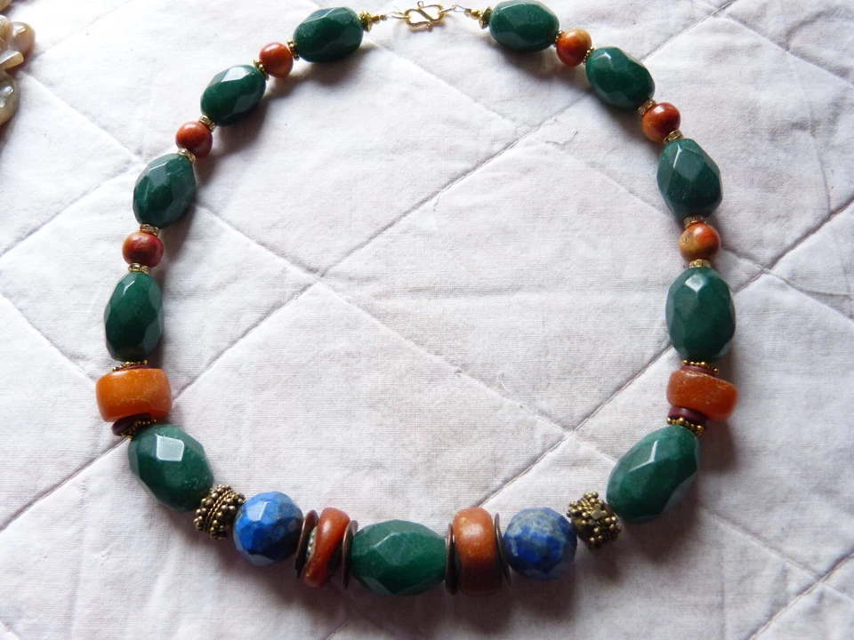 Antiguo collar marroquí con tapa de ámbar, lapislázuli, coral y piedra verde ÚNICO EN SU CLASE Foto 2 de 4