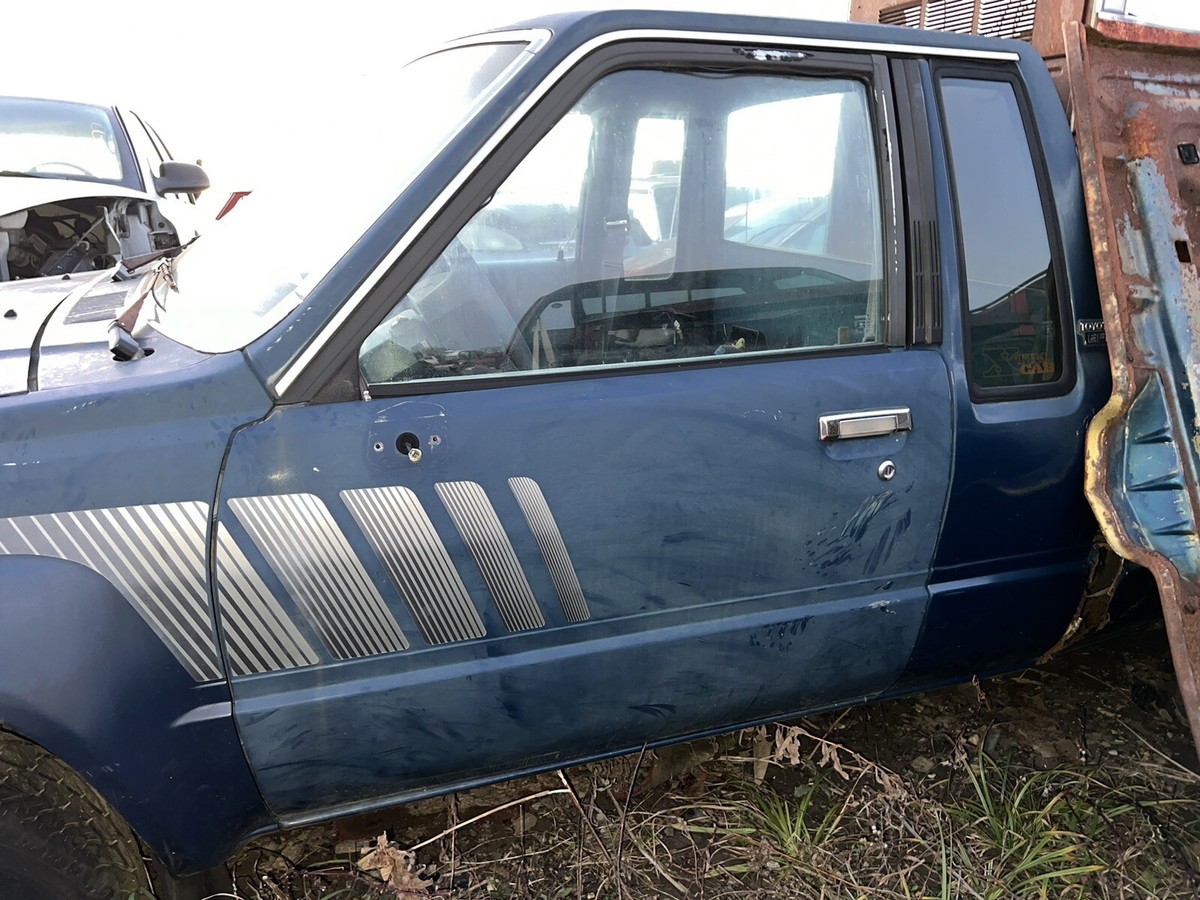 DOOR 84-89 Toyota Pickup Truck DOOR Driver LH Power Electric w/o