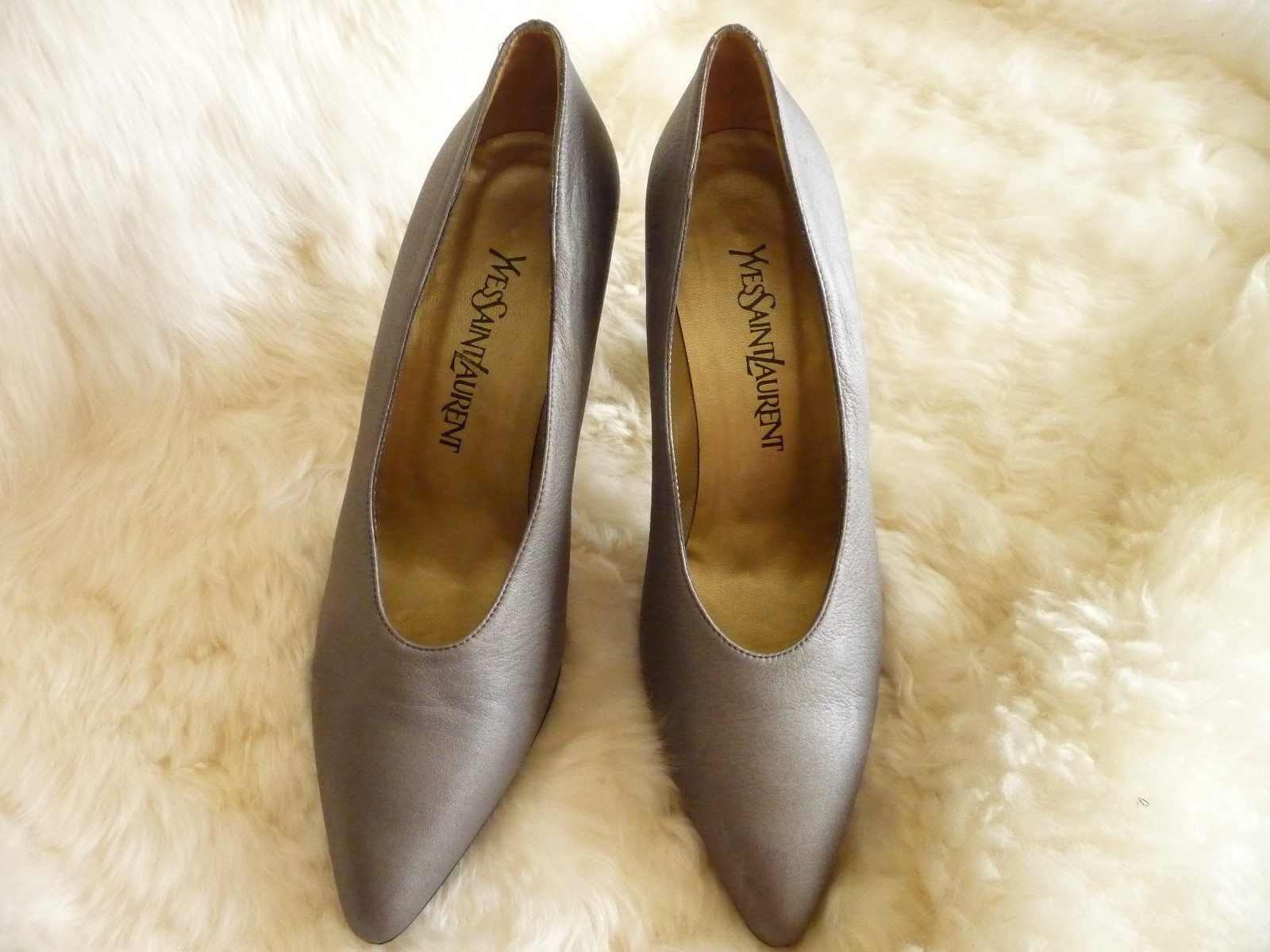 Décolleté punta a punta argento grigia in pelle Yves Saint Laurent