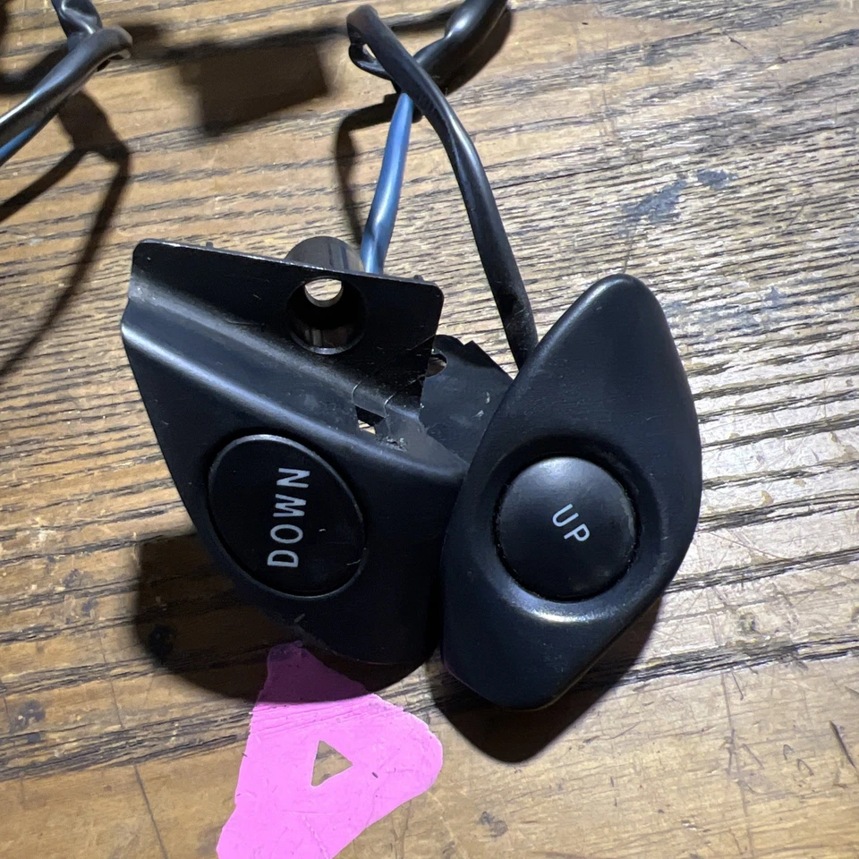 Lexus IS300 2001-2005 botones de cambio e interruptores de volante de control de crucero Foto 2 de 4