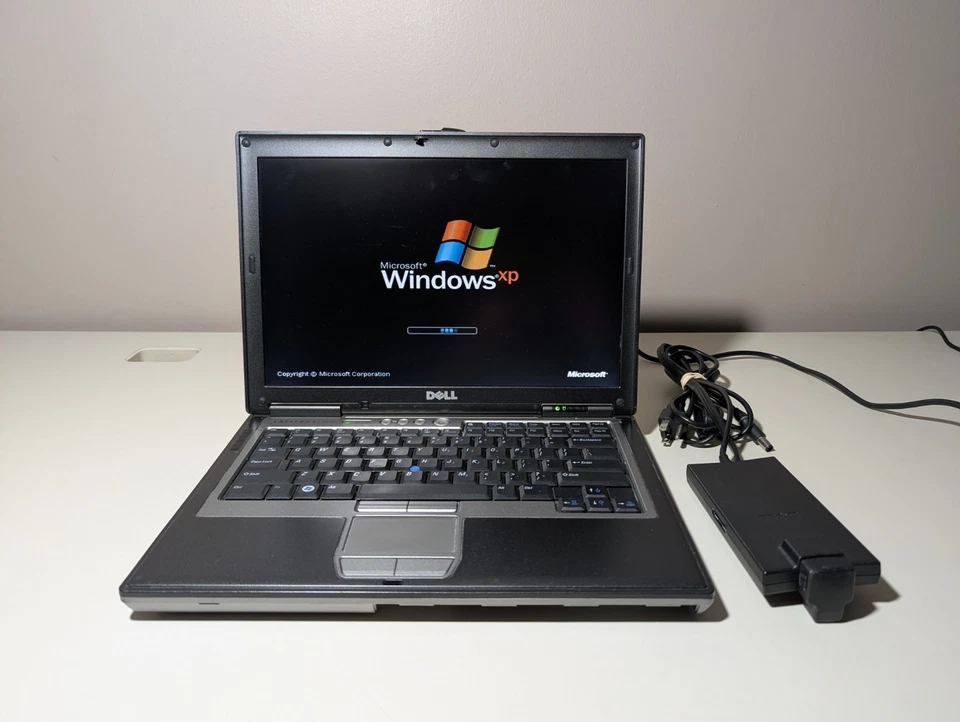 14.1" Dell Latitude D630 | C2D T7500 1GB RAM 40GB HDD | 1440x900 XP 32-Bit Retro Foto 2 de 4