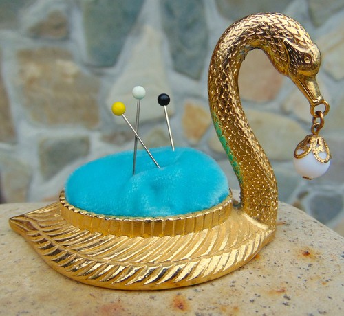VINTAGE 1960 GOLDTONE METAL SWAN PIN CUSHION ~ DEXTER BRAND ~ 2 1/2" LONG