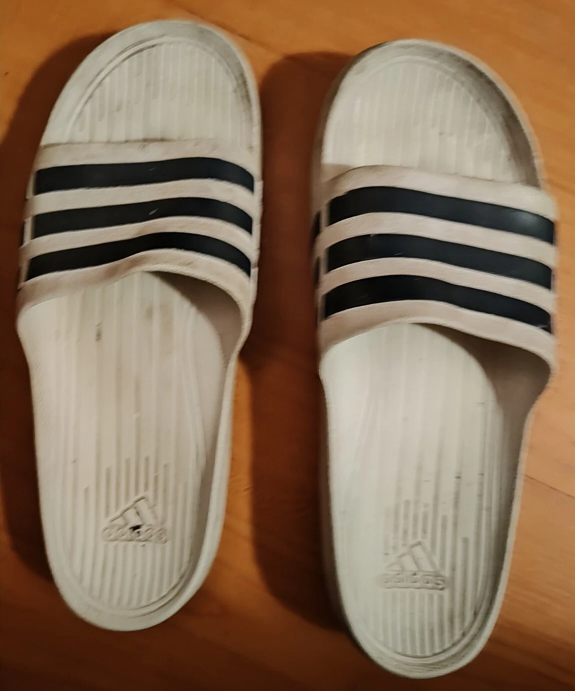 Scarpe sandali slip on da uomo Adidas taglia 12 bianche e blu navy a righe