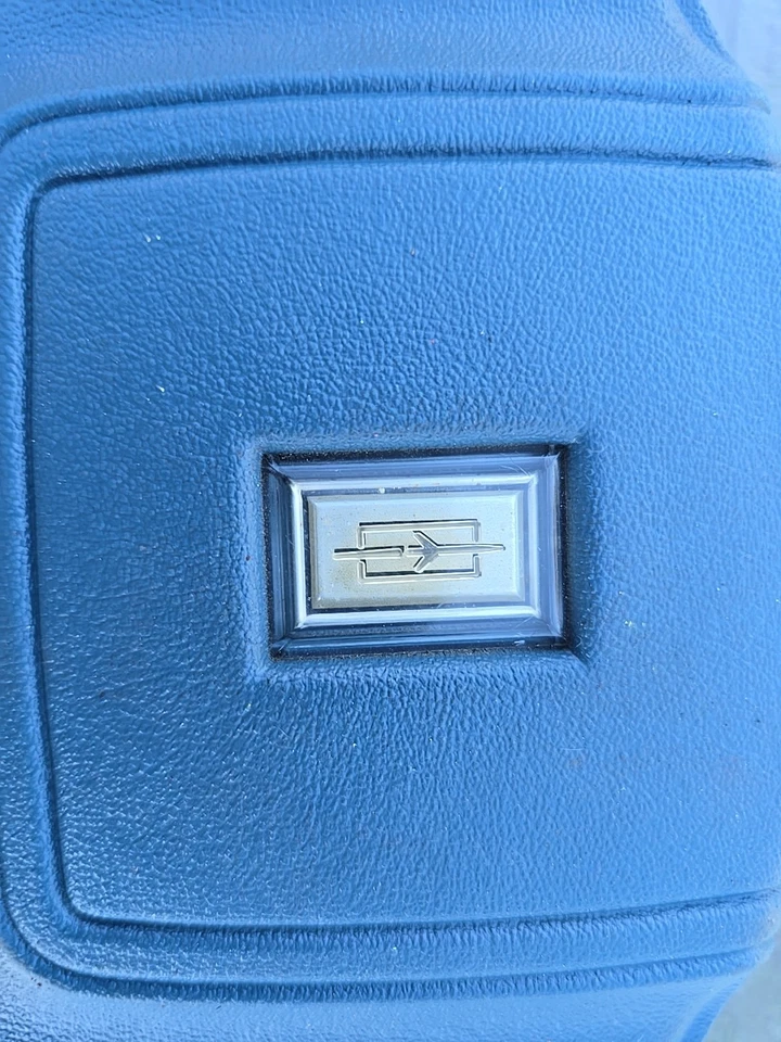 Oldsmobile Cutlass Supreme Delta 88 1977 salón volante bocina almohadilla azul  Foto 4 de 4