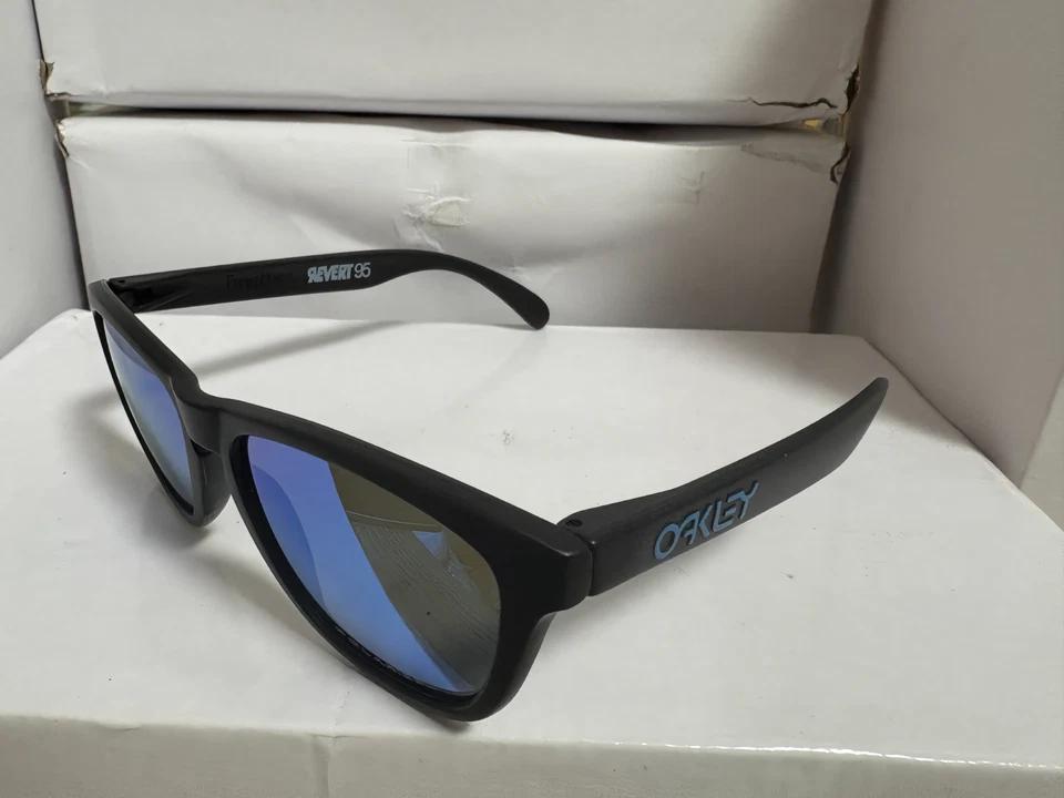 Oakley Frogskins Like Sunglasses, Black Frame, Polarized Unisex Sunglasses - Image 4 of 4