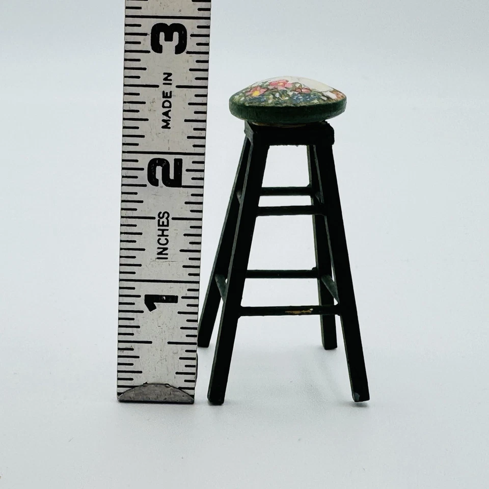 Taburete de madera pintado a mano artesanal miniatura para casa de muñecas 1:12 FIRMADO conejito conejo Foto 2 de 4