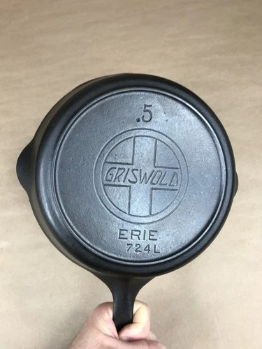 Griswold #5 Cast Iron Skillet 724L, Erie Slant Logo w/ Heat Ring Good Condition