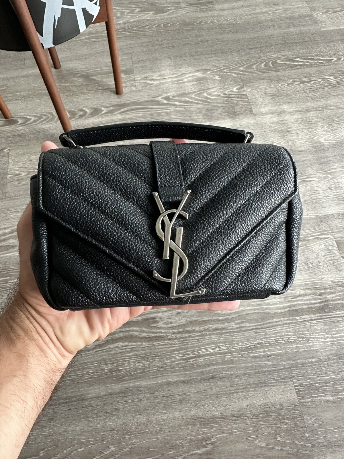 Yves Saint Laurent (YSL) nero piccolo esclusivo Lou Lou Neiman Marcus (display)