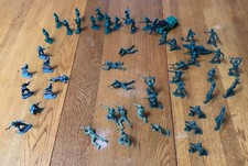 VINTAGE LOT OF 50 GREEN GRAY PLASTIC ARMY MEN CANNON JEEP HONG KONG TOYS
