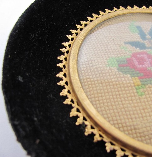 ANTIQUE HAND EMBROIDERED MINI TAPESTRY IN ORIGINAL FRAME - Picture 4 of 7