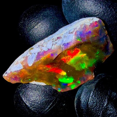 Ethiopian Opal rough, Feuer gemstone, Naturschwarz Roh 18 Karat 26x15 MM