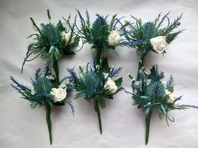6 Scottish Style blau/grüne Disteln Hochzeit Knopfloch weiß meliert weiße Rose