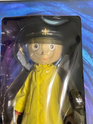 Figurine - Coraline - Coraline aux Yeux Boutons avec Imperméable Jaune - Chez Rhox, le Geek Stop