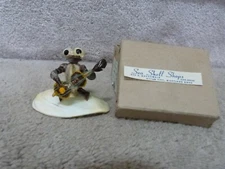 VINTAGE 1960s Ocean City MD Souvenier Seashell Sculpture Frog Guitar 2.25"
