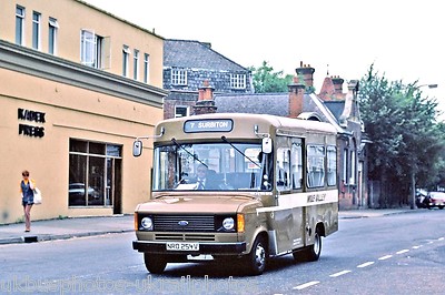 Mole Valley Transport, Esher 2 NRO254V Ford Transit Bus Foto Ref P471