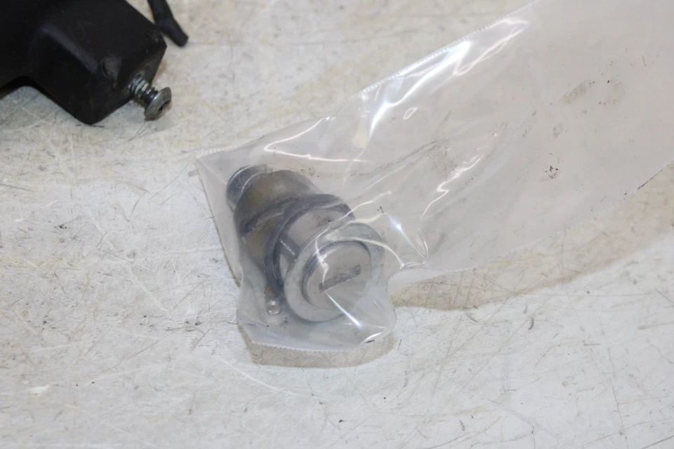 01-11 HARLEY-DAVIDSON SPORTSTER 883 LOW XL883L OEM IGNITION LOCK W KEY - Image 4 of 4