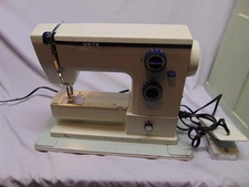 Vintage White Sewing Machine #510 metal made in Japan w/ case foot pedal Light