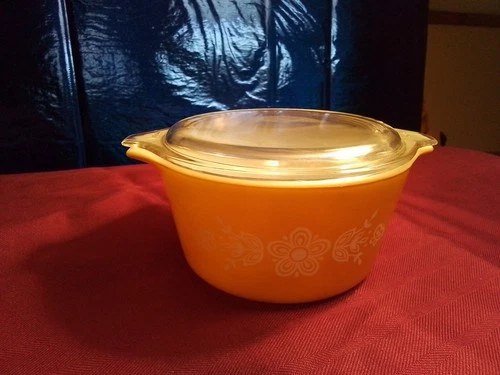 Vintage PYREX 1 Quart Casserole Dish With Glass Lid In Butterfly Gold Pattern