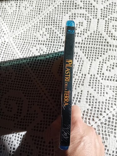 I PILASTRI DELLA TERRA BLU-RAY edizione italiana - Foto 2 di 3