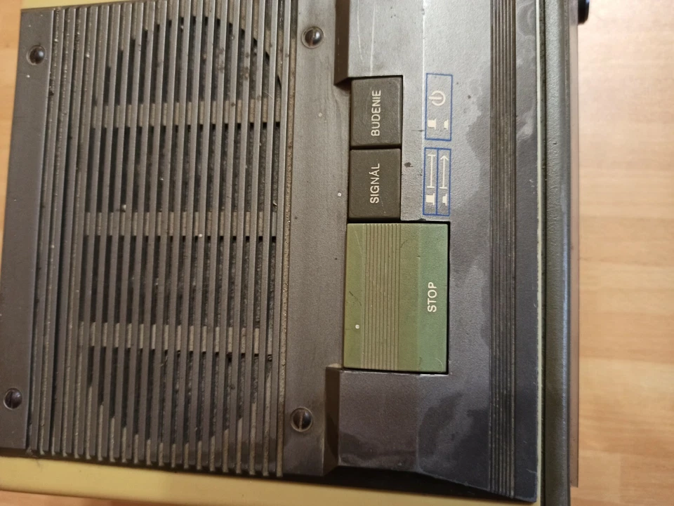 RADIO VINTAGE Tesla TRANSISTOR. Trabajo Foto 3 de 4