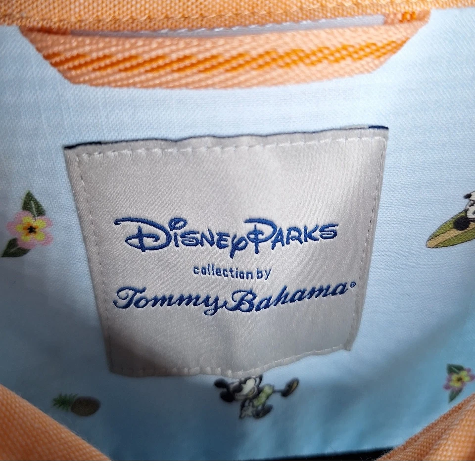 Camisa abotonada pequeña Mickey Mouse Surf Resort de los parques de Disney Tommy Bahama para hombre Foto 3 de 4