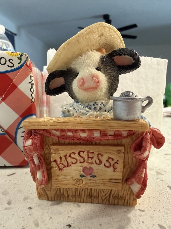 Enesco Mary’s Moo Moos Smooches Cow Kissing Booth Resin Figurine