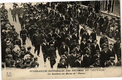 Cpa 62 Les Obseques Des Victimes Du Pluviose A Calais Le Defile Place D