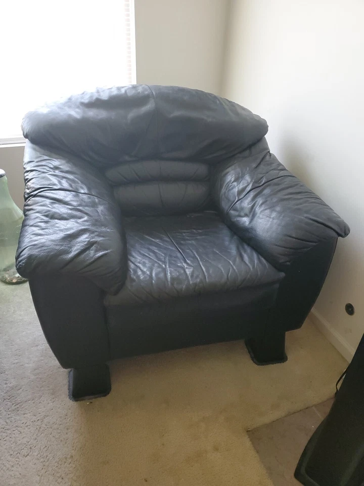 Seccional de cuero negro con otomana  Foto 3 de 4