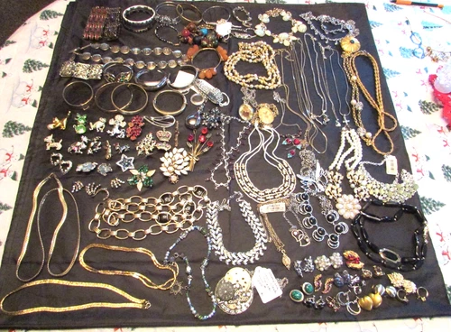 Approx 5lbs 6 Oz Costume Jewelry Necklaces Bracelets Pins Etc Mostly Vintage...