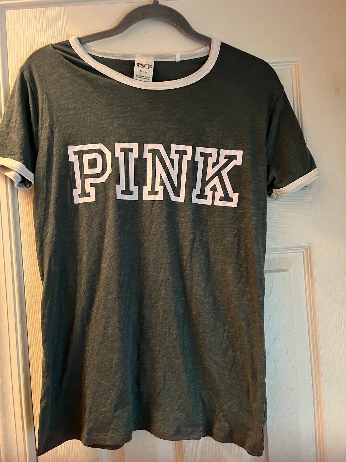 UNDERCOVER T shirt rosa Victoria's Secret verde con finiture bianche taglia M