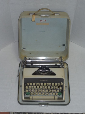 OLYMPIA SM7 MANUAL TYPEWRITER SUPER CLEAN MANUAL CLEANING TOOLS NEW RIBBON CASE