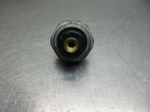 Suzuki TL1000R 1999 interruptor de presión de aceite 37820-33D10 - Imagen 2 de 5