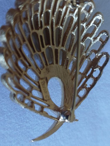 VINTAGE SIGNED CROWN TRIFARI PEACOCK TAIL BROOCH GOLD - Picture 7 of 9