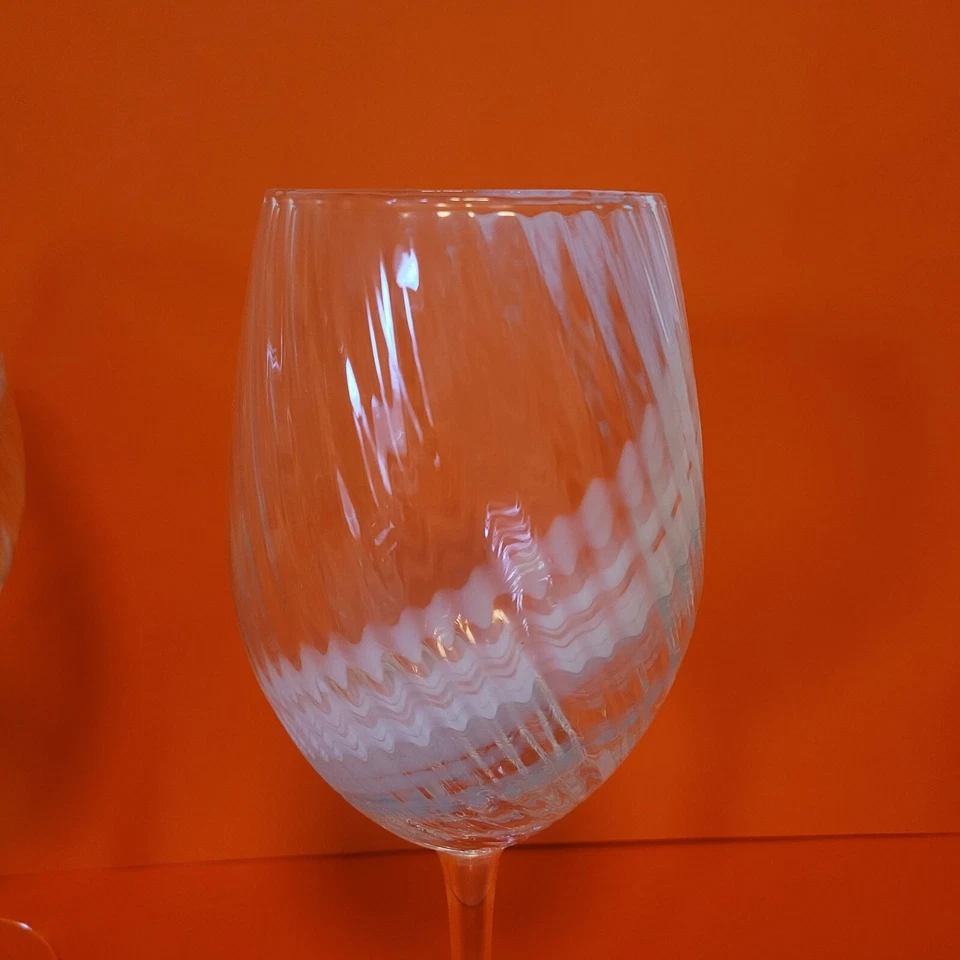 Juego de 4 copas de vino/agua Pier One sopladas a mano azul/blanco con remolino óptico 19,5 oz 9" Foto 2 de 3